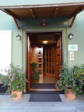  Hotel Italia  Монелья